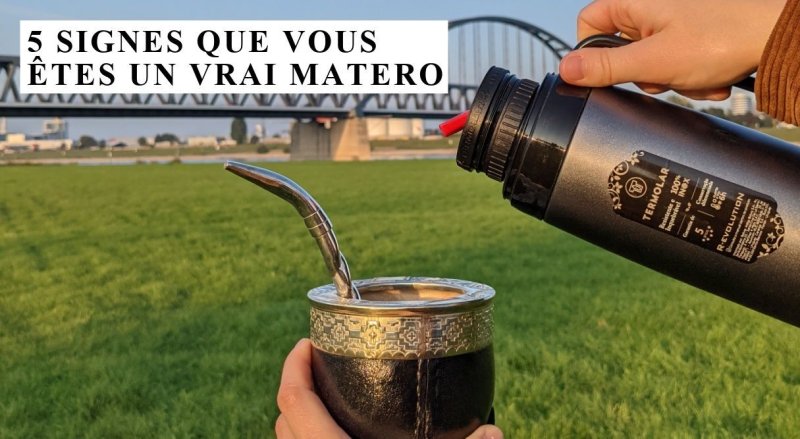 Begeisterter Mate Tee Fan genießt seinen Aufguss aus der Kalebasse