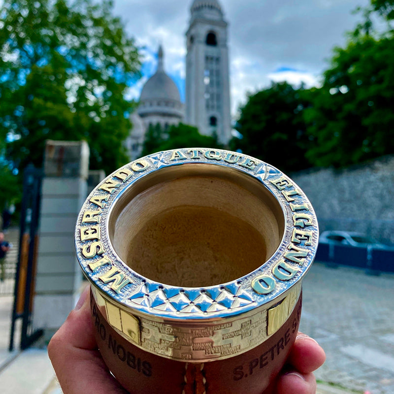 calebasse personnalisée pour le pape françois devant le sacré coeur